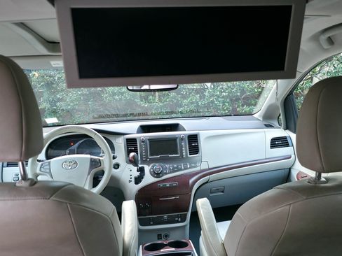 Used 2011 Toyota Sienna XLE w/ XLE Navigation Pkg image 11