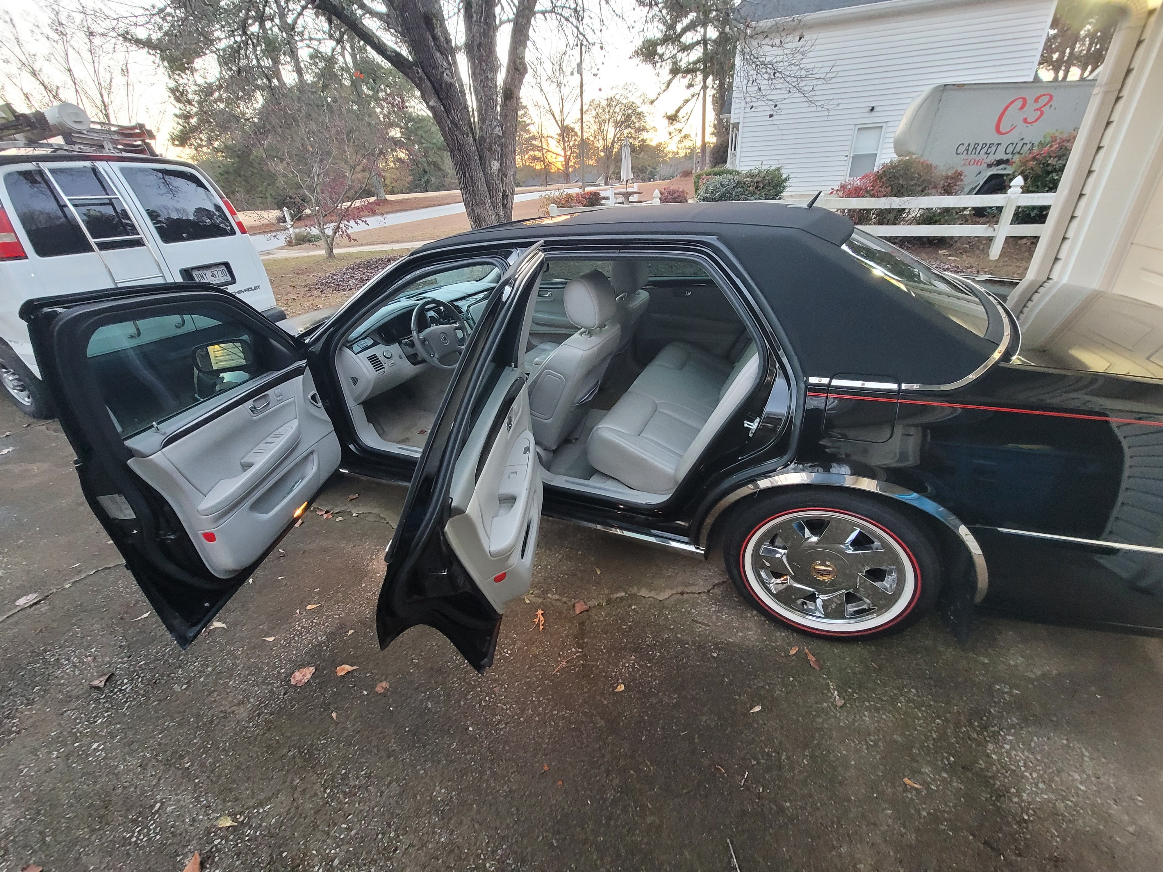 Used 2008 Cadillac DTS w/ Sun And Navigation Package FWD image 12