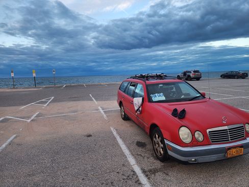 Used 1999 Mercedes-Benz E 320 4MATIC Wagon image 4