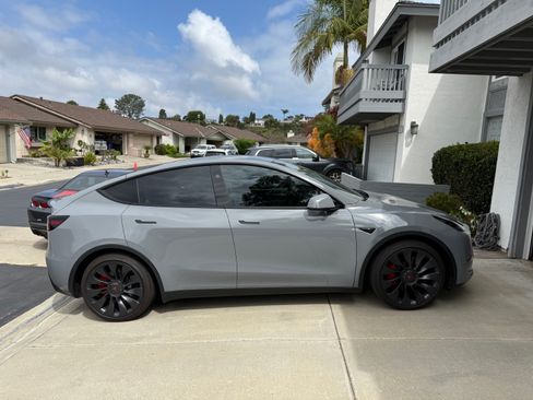 Used 2024 Tesla Model Y Performance AWD/4WD image 1