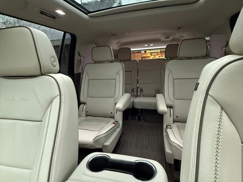 Used 2021 GMC Yukon XL Denali w/ Denali Premium Package image 8