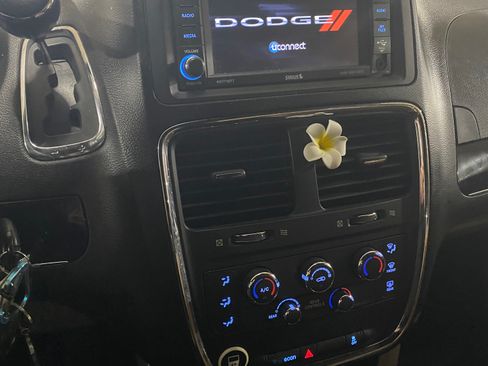 Used 2017 Dodge Grand Caravan SXT image 6