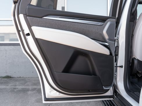 Used 2025 Cadillac Escalade V w/ LPO, ONYX Package image 21