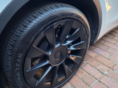 Used 2022 Tesla Model Y Long Range image 13