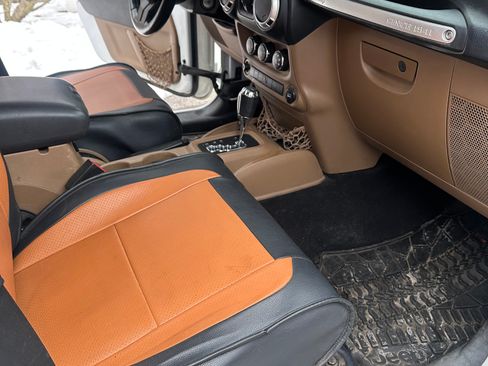 Used 2012 Jeep Wrangler Unlimited Rubicon w/ Connectivity Group image 17