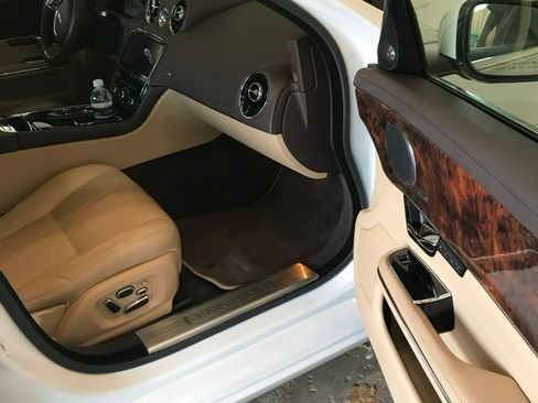 Used 2013 Jaguar XJ image 10