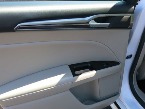 Used 2017 Ford Fusion SE w/ Equipment Group 602A image 18