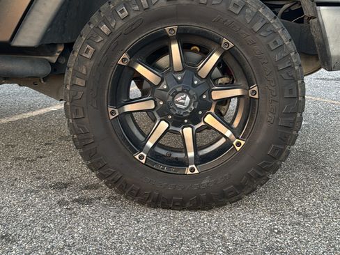 Used 2017 Jeep Wrangler Rubicon w/ Power Convenience Group image 12