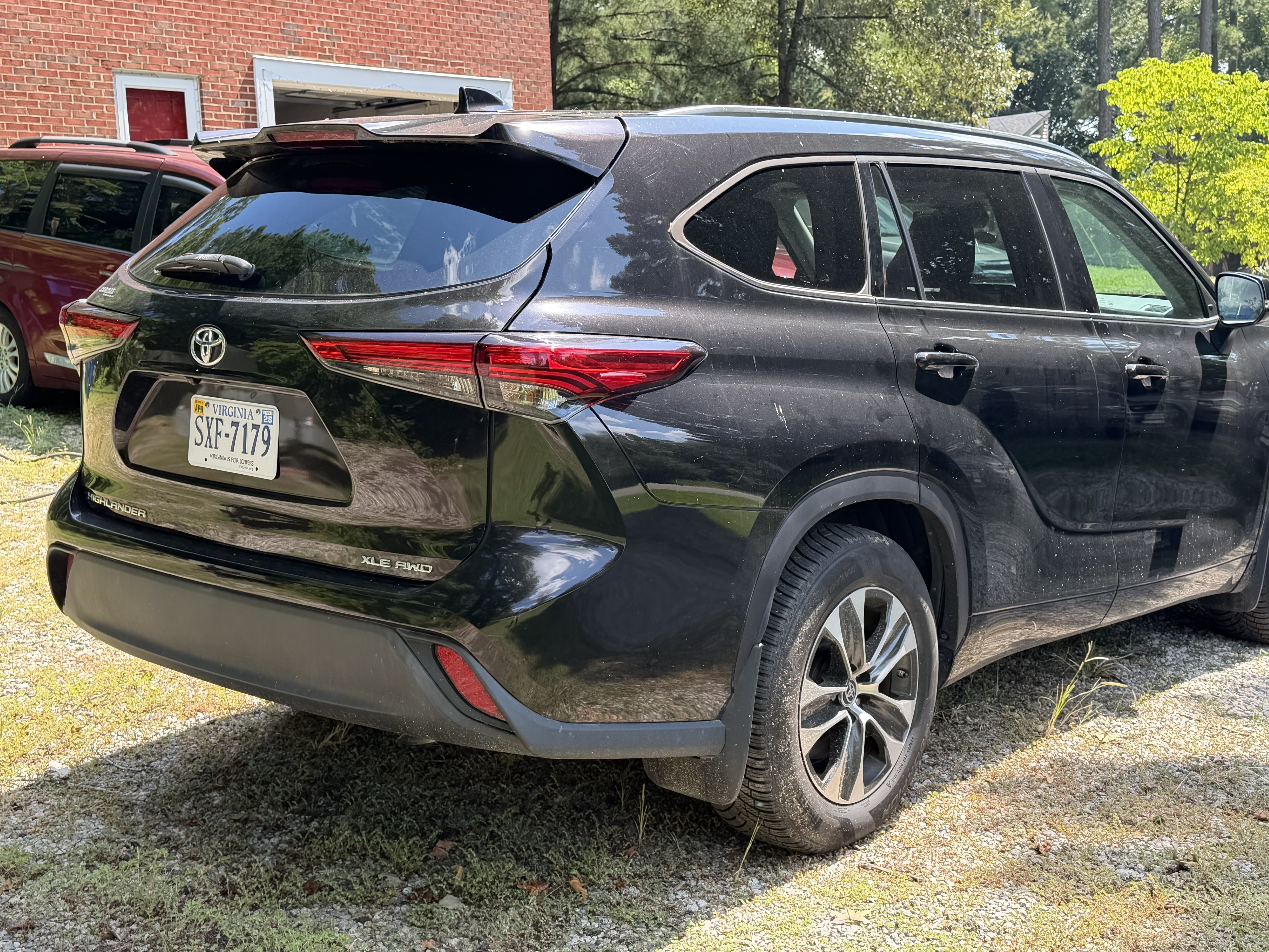 Used 2020 Toyota Highlander XLE AWD/4WD image 4