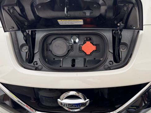 Used 2020 Nissan Leaf SV w/ SV Technology Package image 13