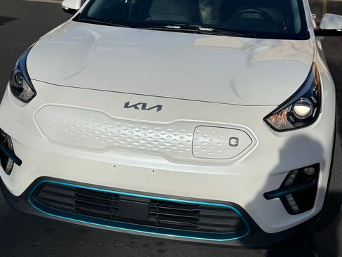 Used 2022 Kia Niro EX image 11