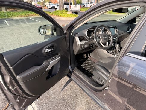 Used 2018 Jeep Cherokee Latitude Plus w/ Comfort/Convenience Group image 11