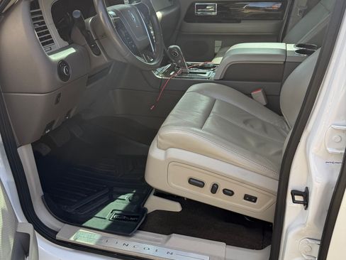 Used 2016 Lincoln Navigator Select image 23