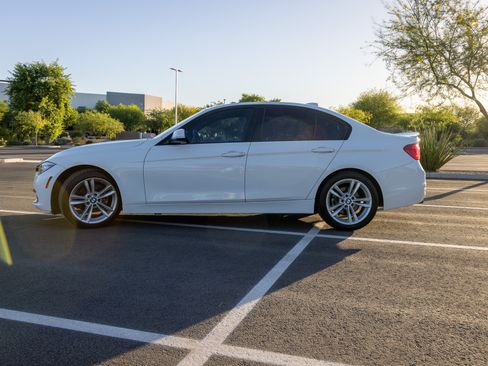 Used 2017 BMW 320i Sedan RWD image 4