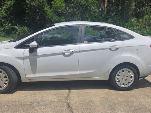 Used 2017 Ford Fiesta SE FWD image 2