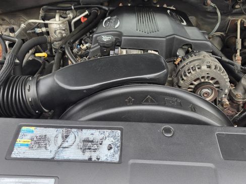 Used 2005 GMC Yukon XL 2500 SLT w/ SLT Preferred Equipment Group AWD/4WD image 2