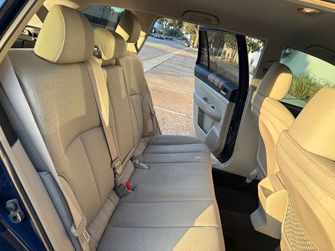 Used 2011 Subaru Outback 2.5i Premium w/ All-Weather Pkg AWD/4WD image 10