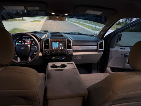 Used 2017 Ford F250 XLT w/ XLT Value Package AWD/4WD image 8