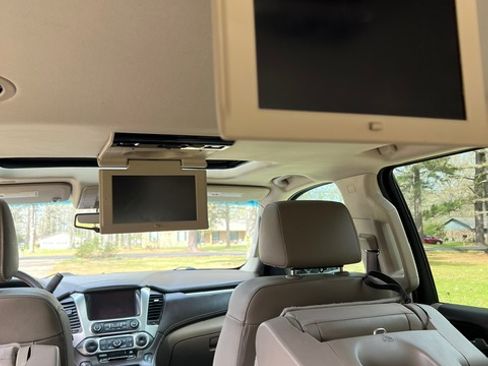 Used 2019 Chevrolet Suburban LT image 6