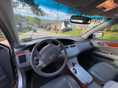 Used 2005 Toyota Avalon XLS image 2