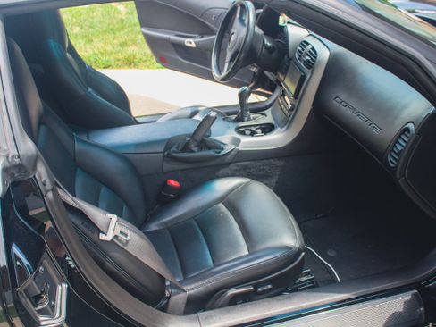 Used 2006 Chevrolet Corvette Coupe w/ Performance Package RWD image 23