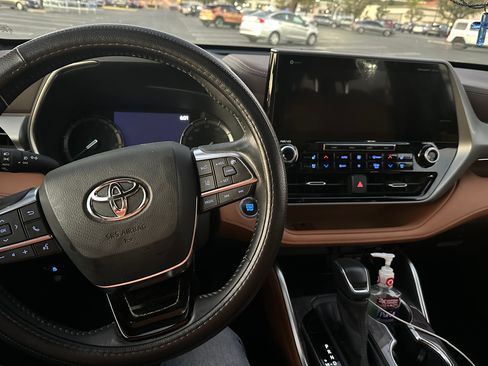Used 2020 Toyota Highlander Platinum image 9