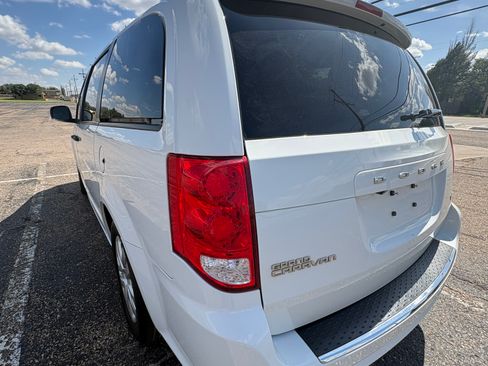 Used 2019 Dodge Grand Caravan SE w/ UConnect Hands-Free Group FWD image 4