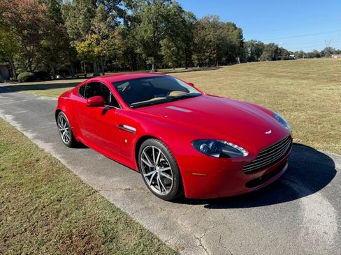 Used 2010 Aston Martin V8 Vantage Coupe RWD image 2