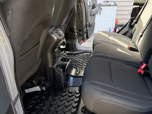 Used 2019 Jeep Wrangler Unlimited Sahara image 18