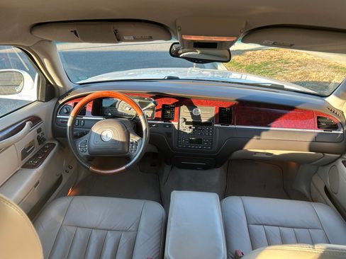 Used 2003 Lincoln Town Car Signature image 10
