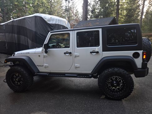 Used 2015 Jeep Wrangler Unlimited Rubicon w/ Connectivity Group AWD/4WD image 22