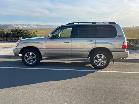 Used 2004 Toyota Land Cruiser Sport Utility 4D image 2