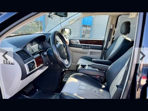 Used 2010 Chrysler Town & Country Touring Plus image 6