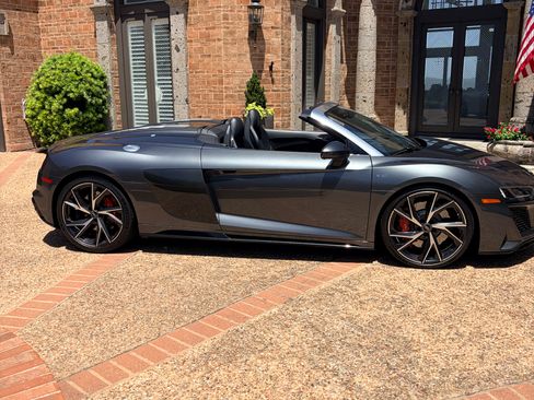 Used 2021 Audi R8 V10 w/ Premium Package RWD image 11