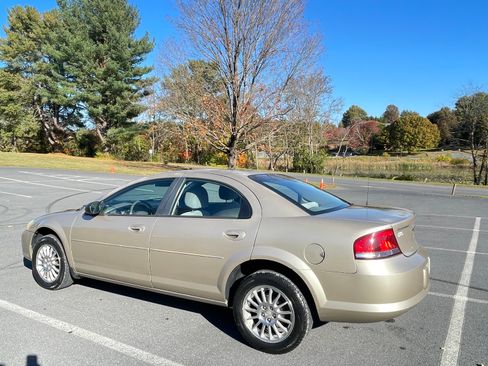 Used 2006 Chrysler Sebring Sedan image 2