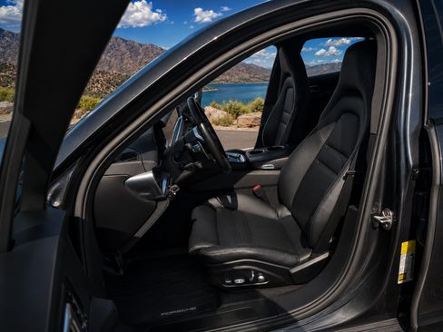 Used 2019 Porsche Panamera 4 AWD/4WD image 10