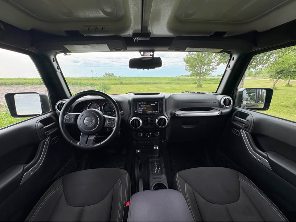 Used 2015 Jeep Wrangler Unlimited Sahara w/ Connectivity Group AWD/4WD image 10