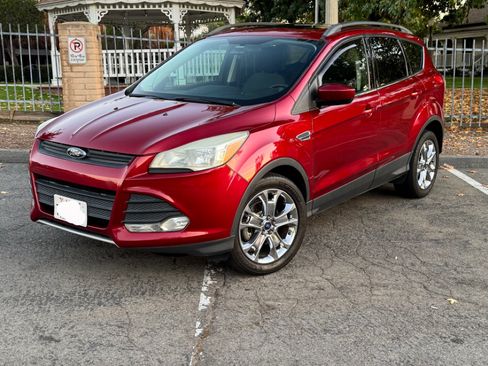 Used 2016 Ford Escape SE w/ Equipment Group 201A image 1