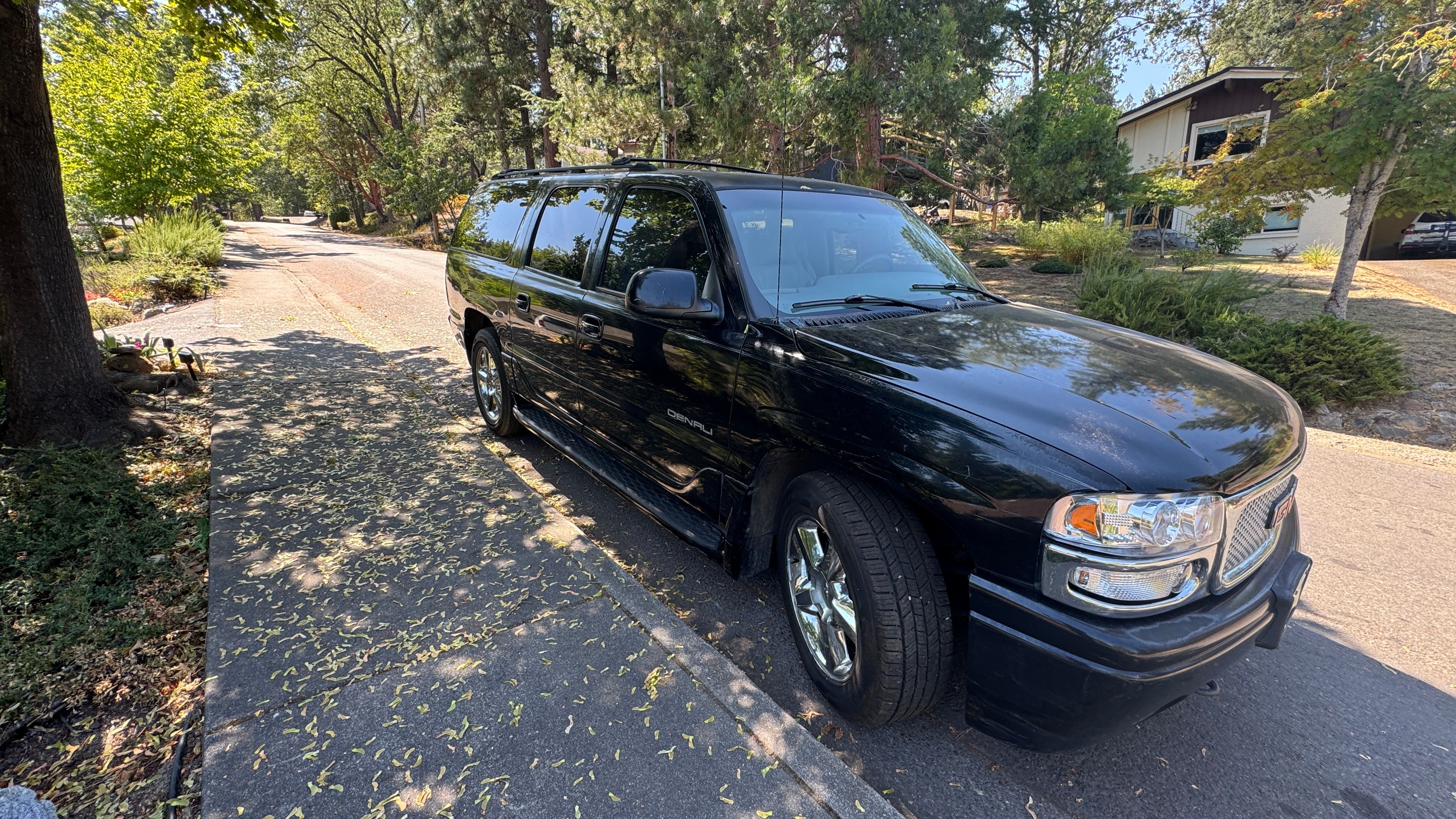 Used 2001 GMC Yukon XL Denali AWD/4WD image 4