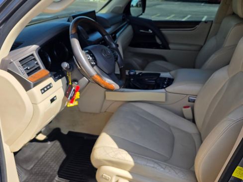 Used 2017 Lexus LX 570 4WD image 16