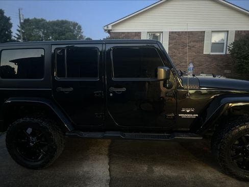 Used 2017 Jeep Wrangler Unlimited Sahara image 10