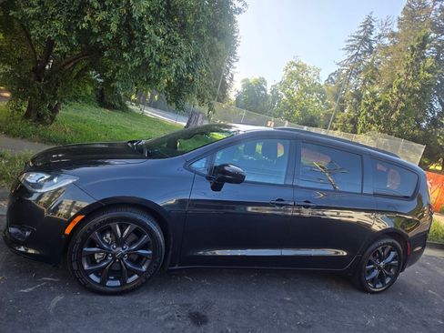 Used 2019 Chrysler Pacifica Touring-L w/ Advanced Safetytec Group image 2