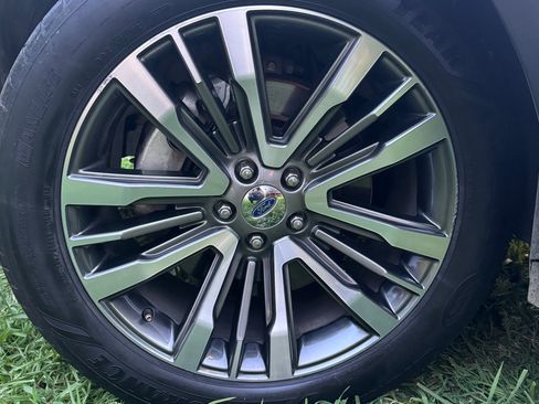 Used 2019 Ford Explorer Platinum image 16