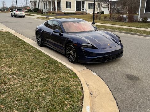 Used 2021 Porsche Taycan image 10