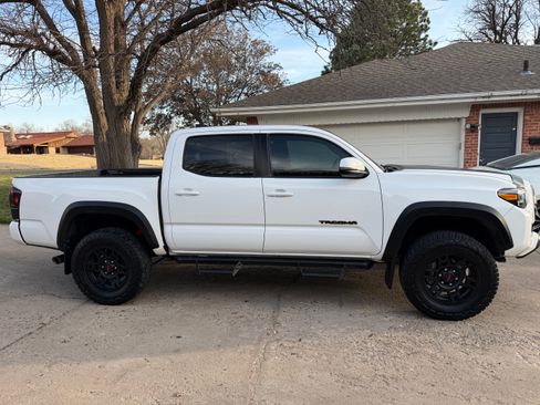 Used 2023 Toyota Tacoma TRD Off-Road w/ Technology Package image 9