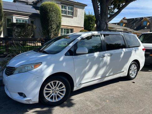 Used 2011 Toyota Sienna XLE w/ XLE Navigation Pkg image 8