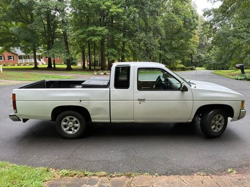 Used 1997 Nissan Pickup 2WD King Cab image 2