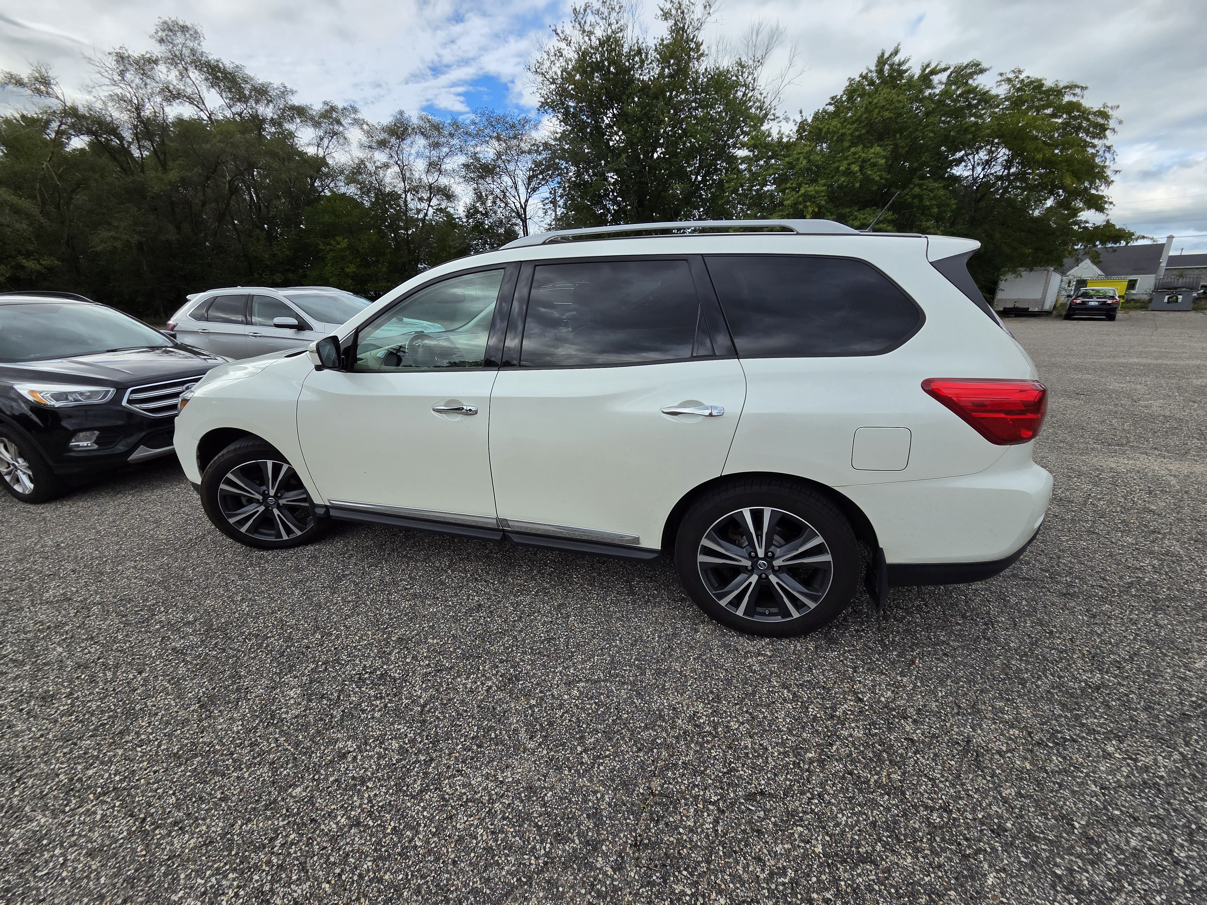 Used 2018 Nissan Pathfinder Platinum w/ Cargo Package AWD/4WD image 1
