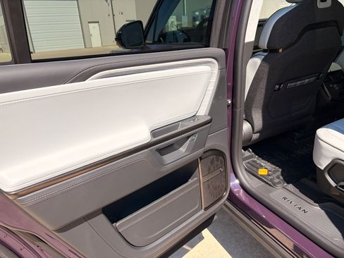 Used 2026 Rivian R1S Premium image 20