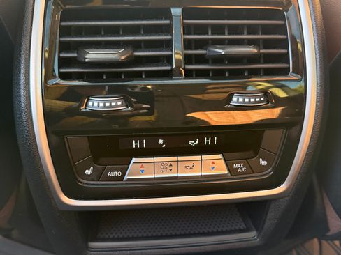 Used 2023 BMW X7 xDrive40i w/ Premium Package image 10